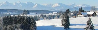 Das Allgäu im Schnee. Blick vom Golfplatz Gsteig.
